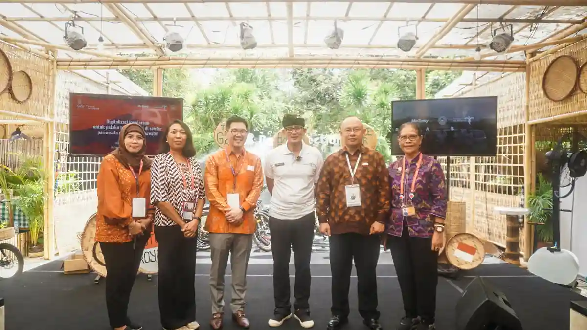 Percepat Transformasi Digital, Menparekraf Sandiaga Uno Bagikan GPS Tracker McEasy