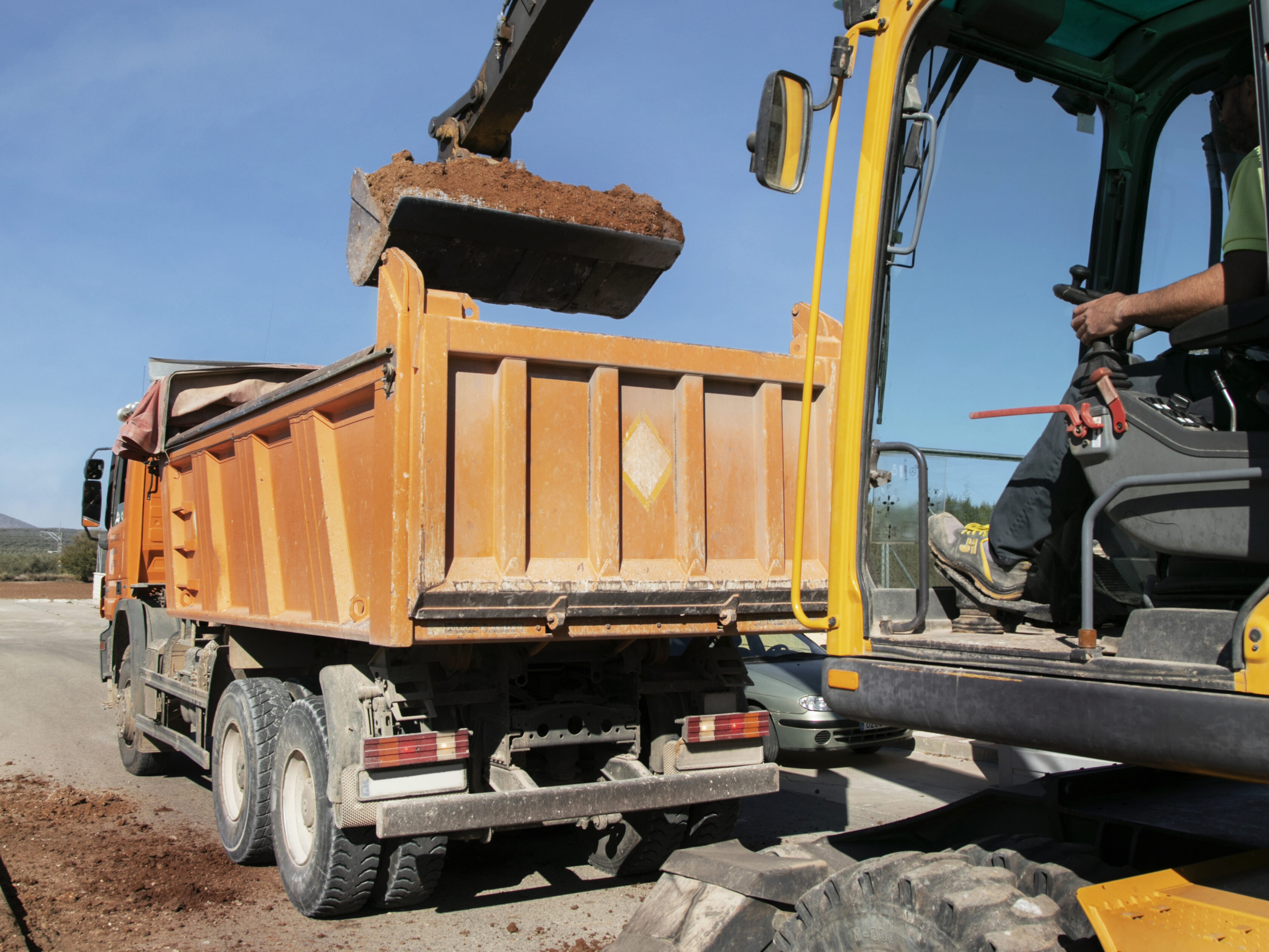 GPS Tracker untuk Perusahaan Konstruksi di Depok 1 excavator digging ground day light edited