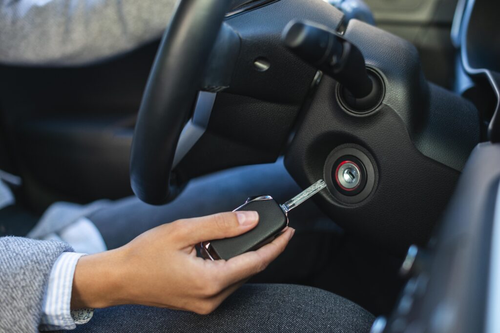 Mengoptimalkan Penggunaan Bahan Bakar Dengan Rpm Idle Mobil 3 Side View Businesswoman Using Keys Turn Car