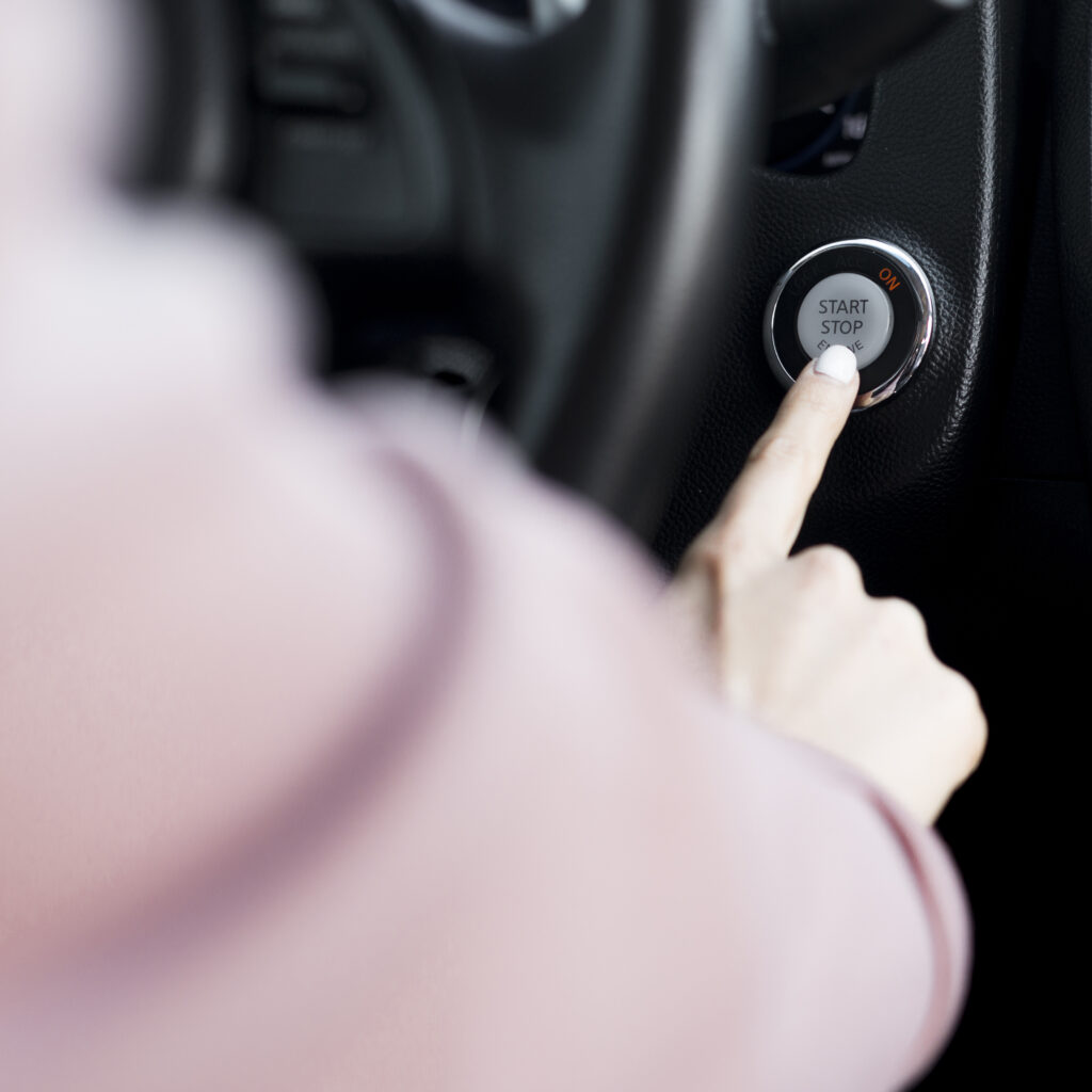 Cara Kerja Sistem Idle Pada Karburator Untuk Optimasi Kinerja Armada Logistik 2 Woman Pushing Start Button