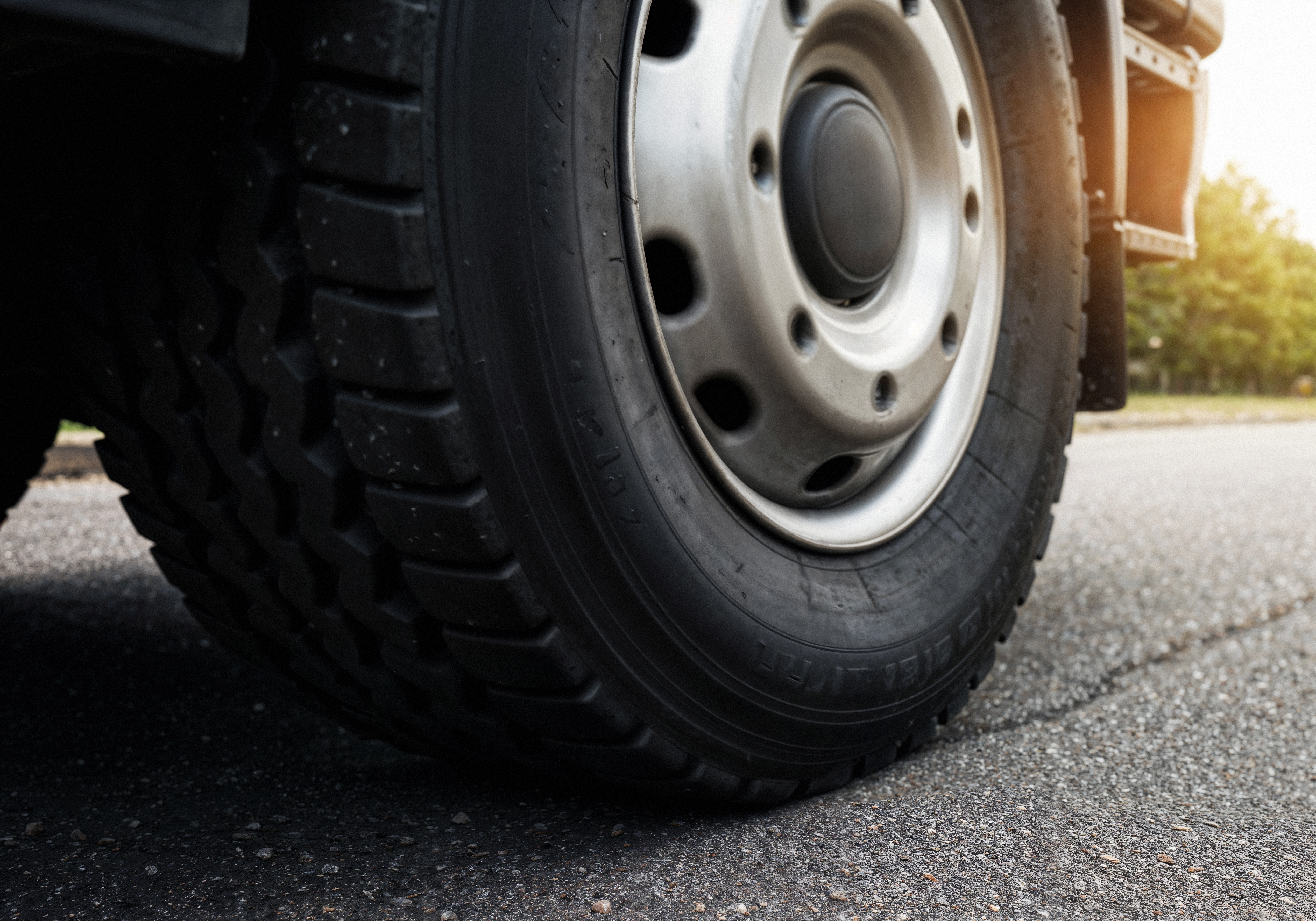 Ban Truk Untuk Distribusi Minyak Dan Gas 1 Close Up Truck S Tire Wheel Asphalt Road