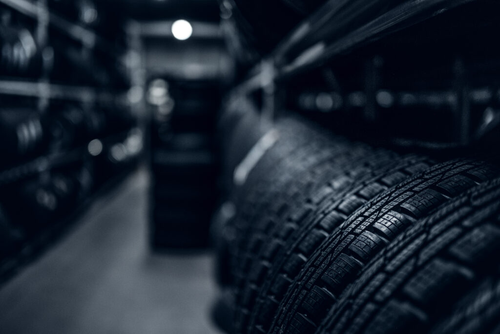 Ban Bridgestone Untuk Kendaraan Komersial: Tipe, Spesifikasi, Dan Keunggulannya 1 Dark Storage Full Big Variety New Tyres Busy Warehouse