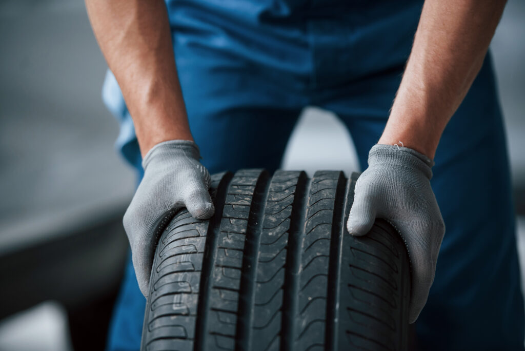 Ban Truk Untuk Distribusi Minyak Dan Gas 2 Dirt Wheel Mechanic Holding Tire Repair Garage Replacement Winter Summer Tires