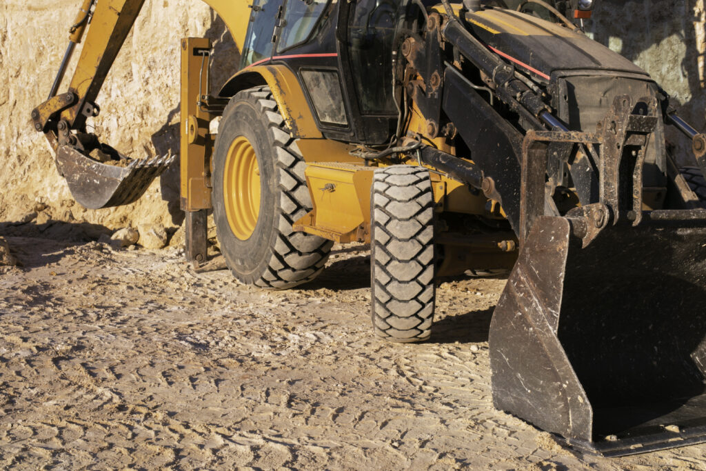 Jalan Hauling Tambang: Pengertian, Fungsi, Dan Standar Keamanannya 4 Excavator Digging Ground Day Light