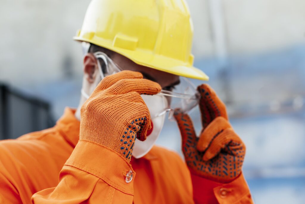 Pelatihan Operator Tambang: Investasi Terbaik Untuk Minimalkan Human Error 3 Worker Uniform With Hard Hat Protective Glasses